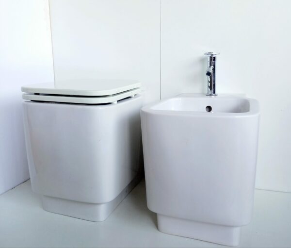 Coppia di sanitari Flow a terra bianchi
