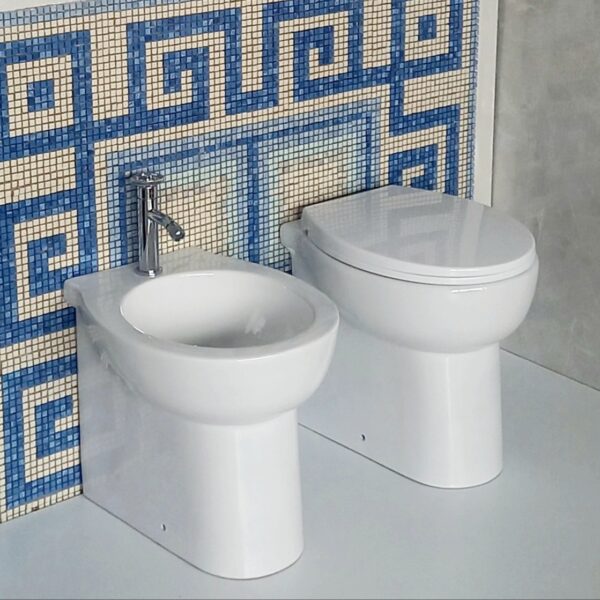 Coppia di sanitari Paros a terra bianchi