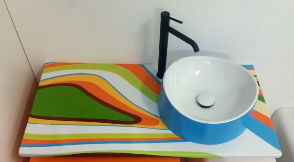 Composizione Texture multicolor con lavabo