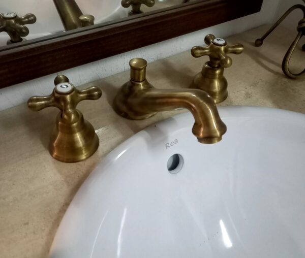 Rubinetteria lavabo tre fori Iris bronzo