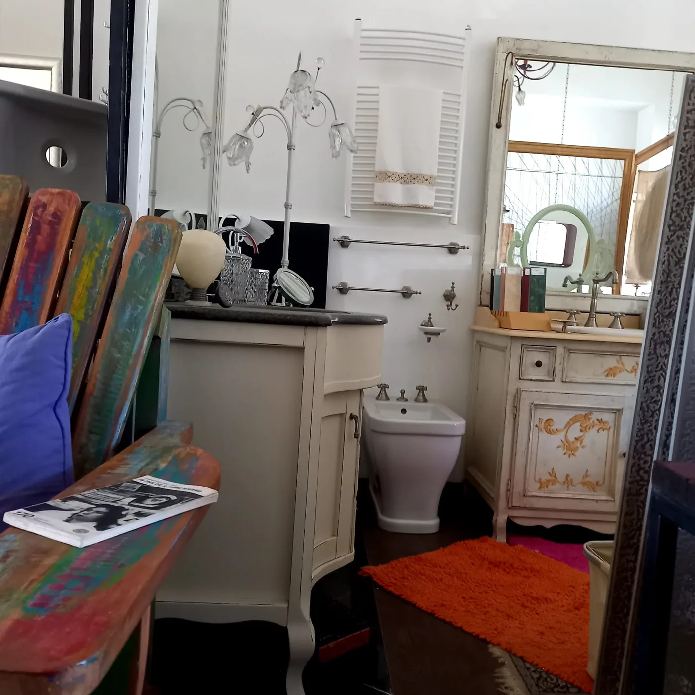Mobile da bagno in stile classico con specchio decorato ed elementi d'arredo